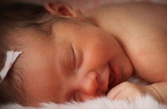 newborn baby groans and pushes