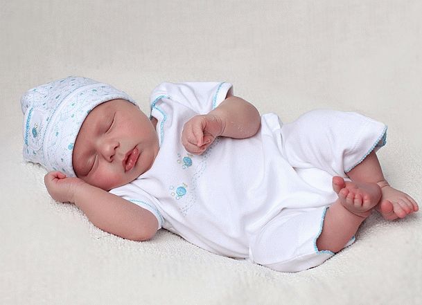 how to dress a newborn for a walk in the summer