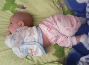 why the baby is arching her back and crying