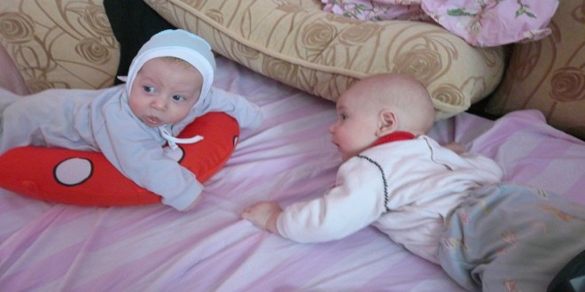 the newborn begins to keep his head lying on his stomach