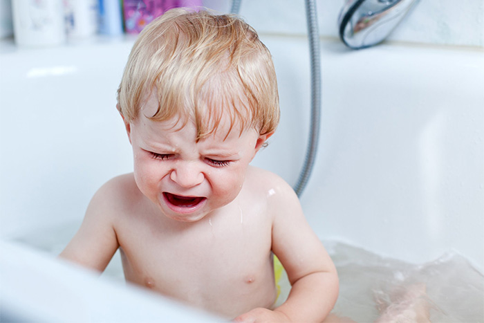 baby is afraid to bathe in the bath