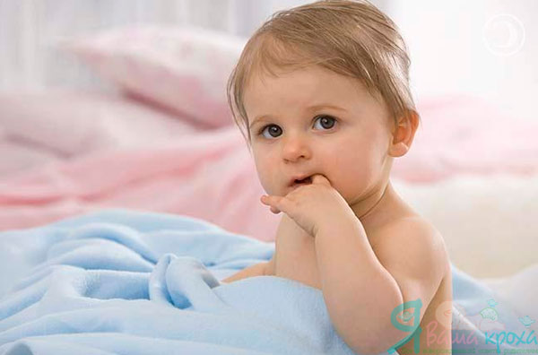 baby sucks fingers