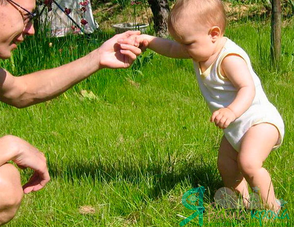 child's fear of walking alone without a hand
