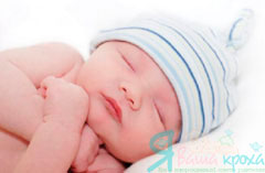newborn-afraid-of-his-hands