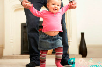 baby goes on toes