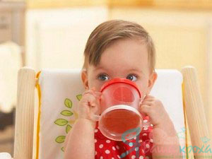 teach baby drink from chicken