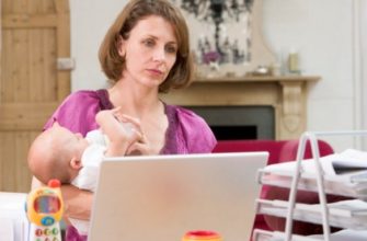 woman sitting on maternity earns online