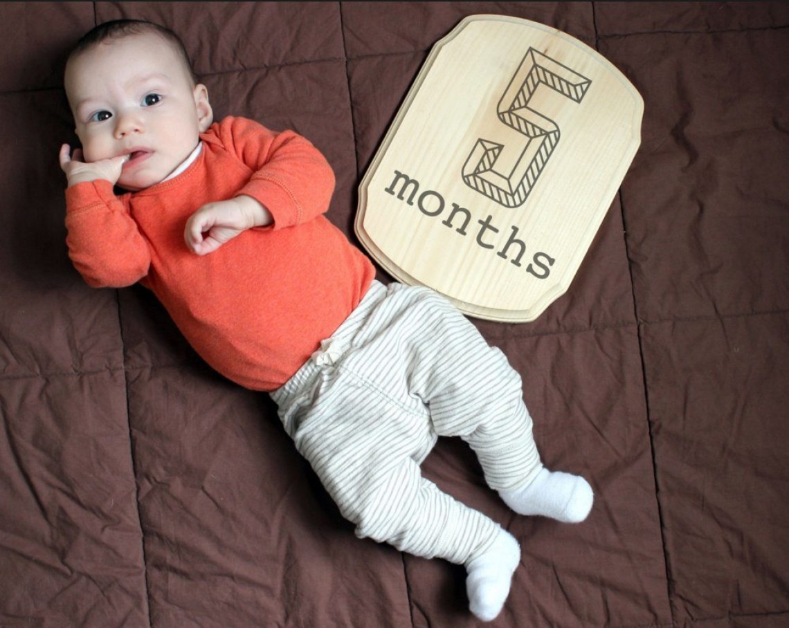 What a child can and should be able to do at 5 months