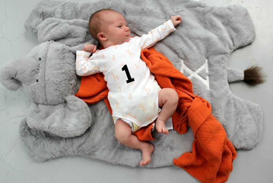 What a child can and should be able to do in the first month of his life