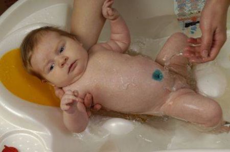properly bathe a newborn baby