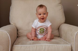 What a child can and should be able to do at 8 months