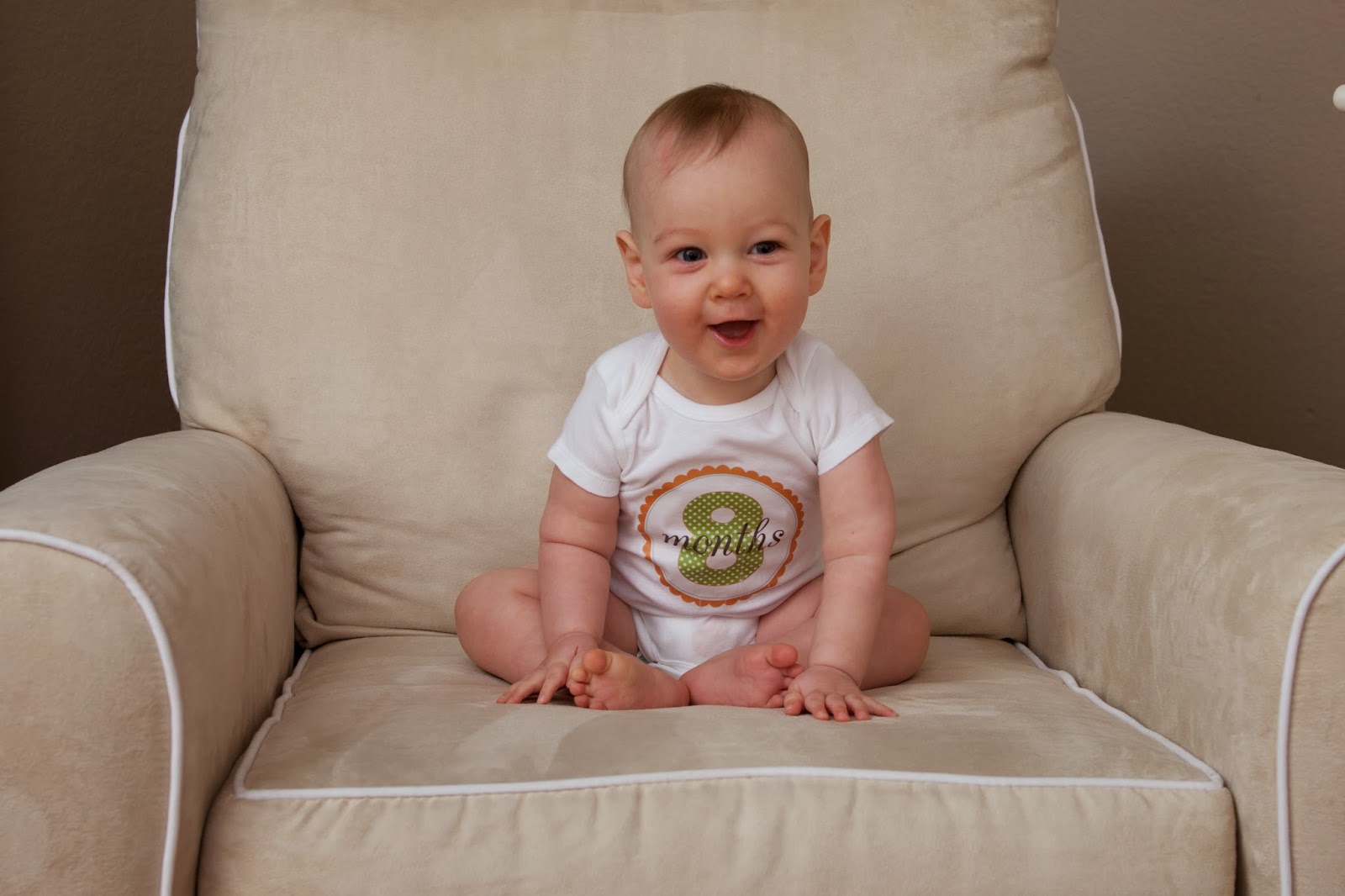 What a child can and should be able to do at 8 months