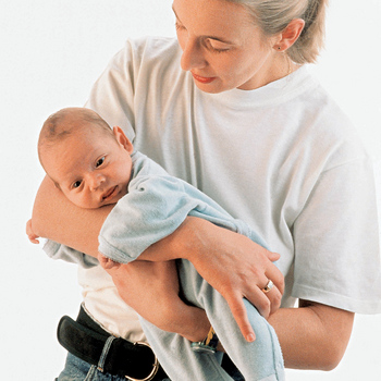 hold the baby in her arms correctly