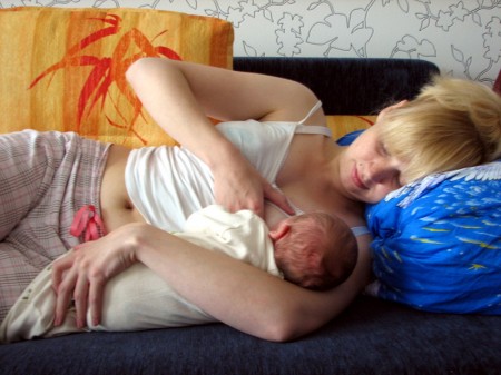 Pose for feeding the lying on the arm