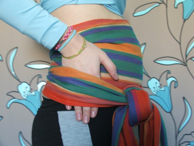 Tie a knot. It is better on the side so that the node is not on the uterus. In this photograph, the hand indicates that there are two layers. And they are different. Wide and narrow. It should be comfortable, you can’t tighten too tight, because when you get up, the fabric will become even tighter.