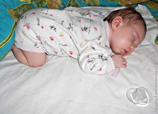 baby sleeps on the tummy
