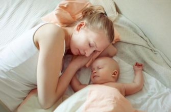 mom sleeps with a baby