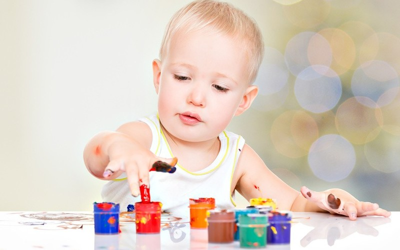 teach a child to distinguish colors