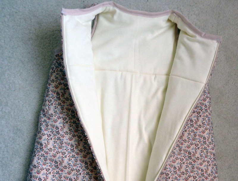 Sleeping bag with zipper