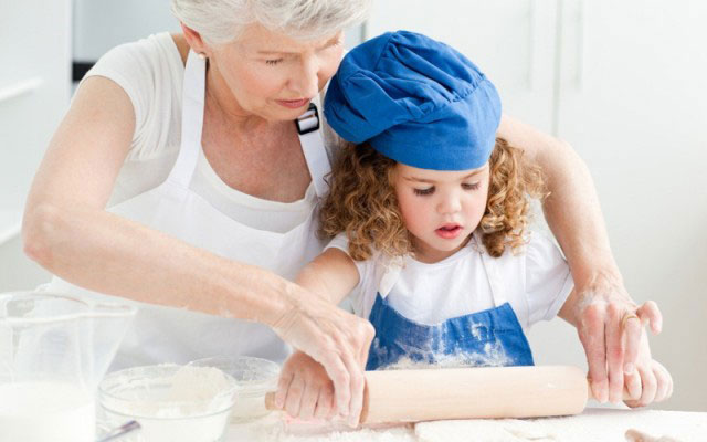 grandmother-cook-with-granddaughter