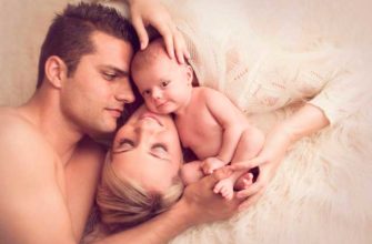 dad with newborn