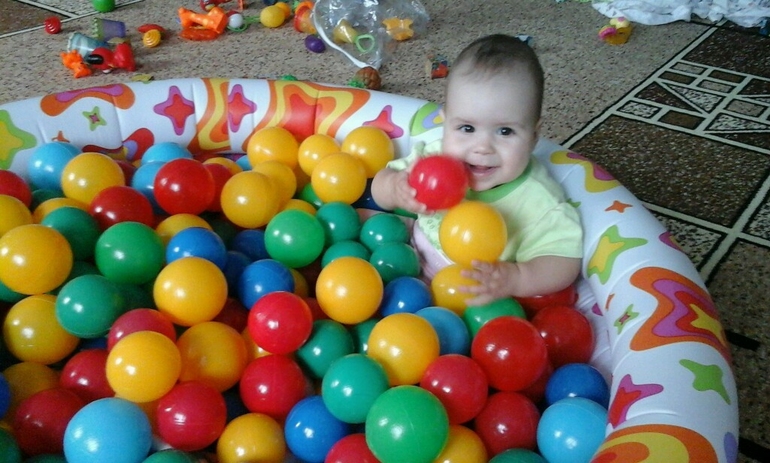 Inflatable pool with balls