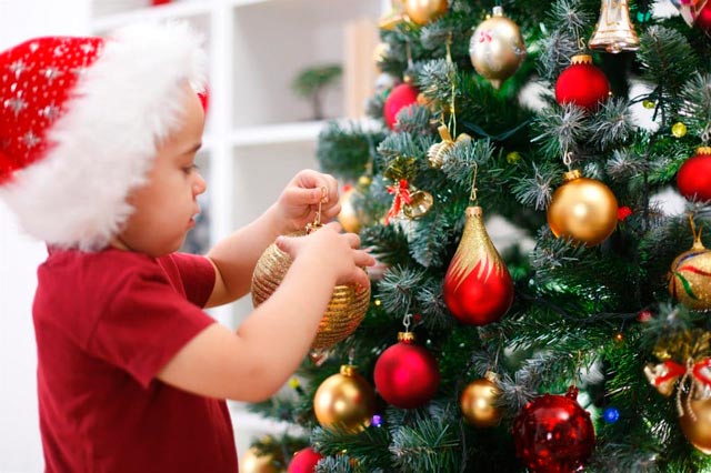 Christmas tree in the apartment where there are small children