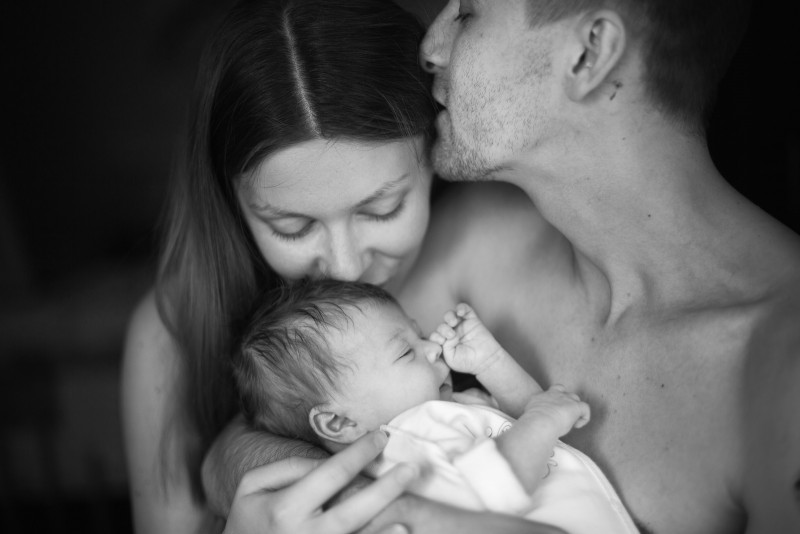 husband-wife-newborn