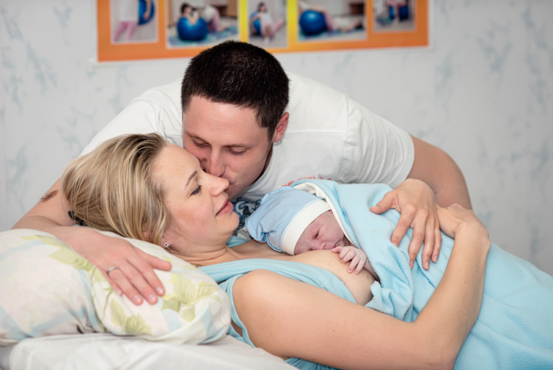 dad with mom and newborn