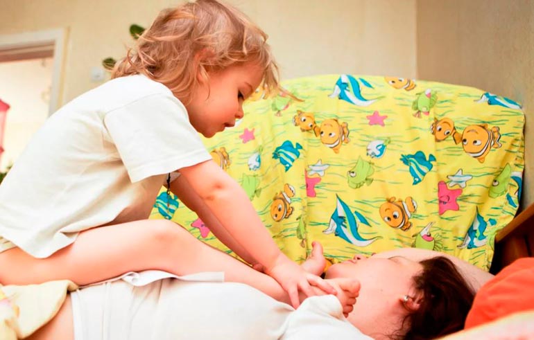 baby wakes mom