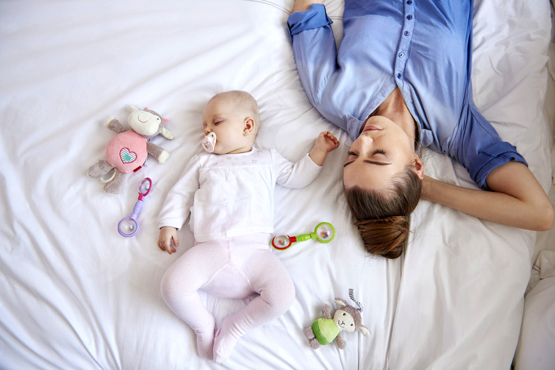 mom sleeps during the day with her baby