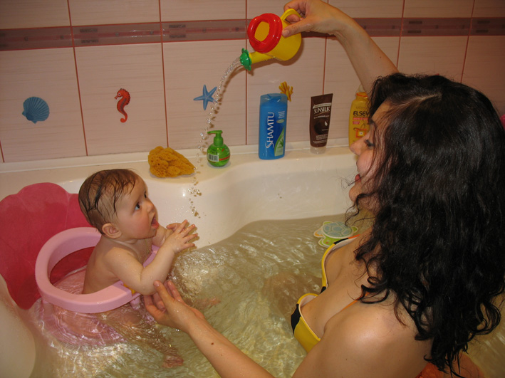 joint bathing with the baby in the bathroom