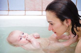 joint swimming with the baby
