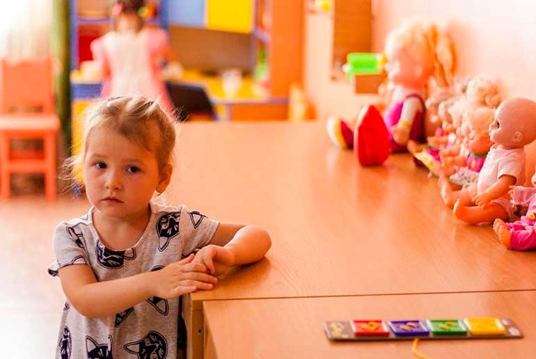 child-in-kindergarten-no-friend