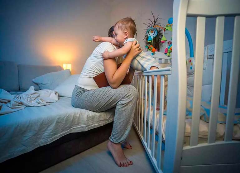 sleep newborn in the room with parents